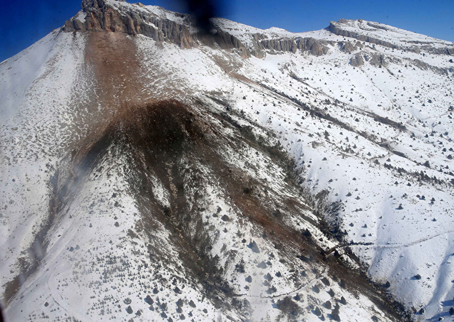 Uzmanlardan Göksun'da duman çıktığı iddia edilen dağda inceleme