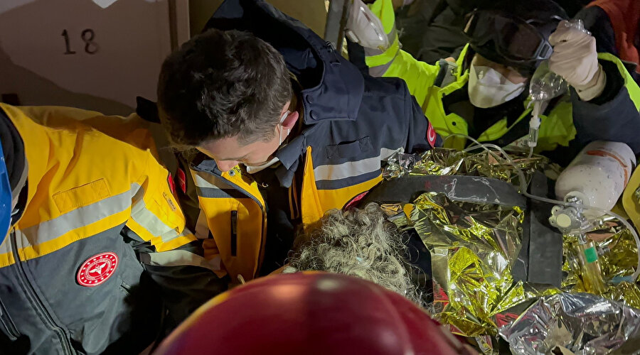 17 yaşındaki genç 136 saat sonra enkazdan çıkarıldı