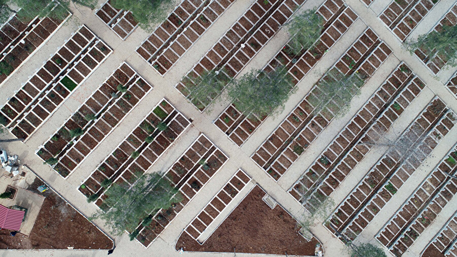 Depremde hayatını kaybedenler yan yana toprağa veriliyor