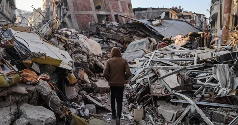 Kurtarma ekipleri, Türkiye ve Suriye'yi harap eden ve on binlerce kişinin hayatını kaybettiği depremden yaklaşık bir hafta sonra, bugün erken saatlerde yedi aylık Hamza bebeği, bir genç kızı ve 27 yaşındaki bir adamı kurtardı.