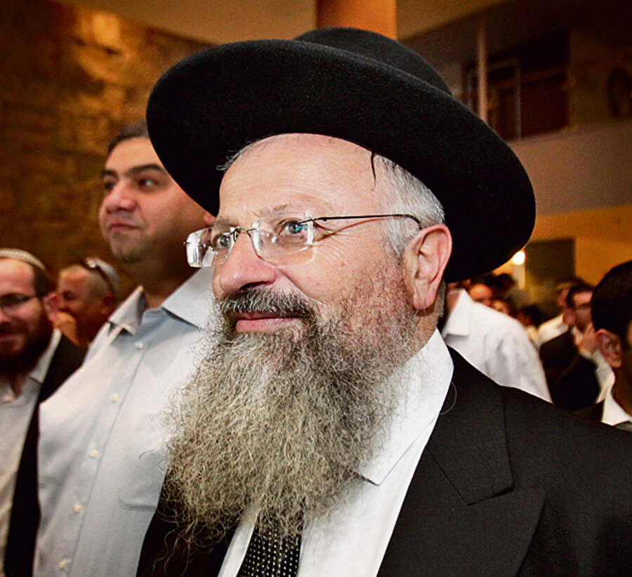 Shmuel Eliyahu, Ben Gvir'in Partisi'nden Miras Bakanı Amichai Eliyahu'nun babası ve 1983'ten 1993'e kadar Sefarad Hahambaşı olarak görev yapan ve hayatını kaybeden Haham Mordechai Eliyahu'nun oğlu.