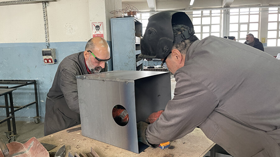 Yozgat'ta öğretmenler depremzedeler için çadır sobası imal ediyor