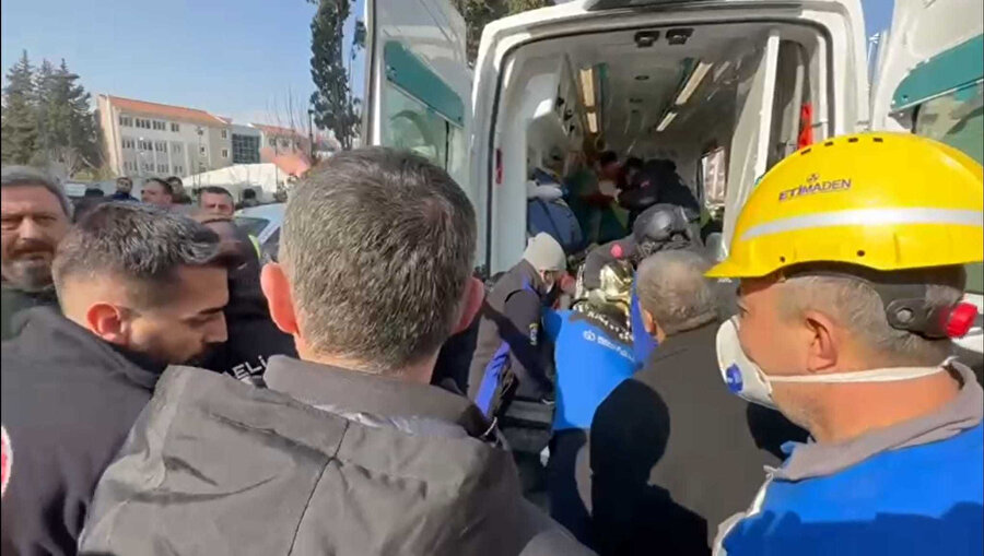 Kocaeli ekipleri 155’inci saatte 34 yaşındaki genci kurtardı