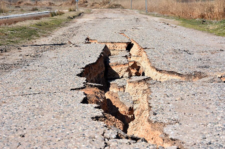 Depremde otoyol ve kara yollarında derin yarıklar, çökmeler oluştu