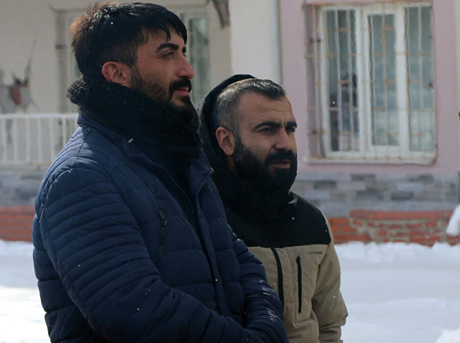 Sağ kurtulup, enkaz başında bekledi; ailesinden acı haber geldi