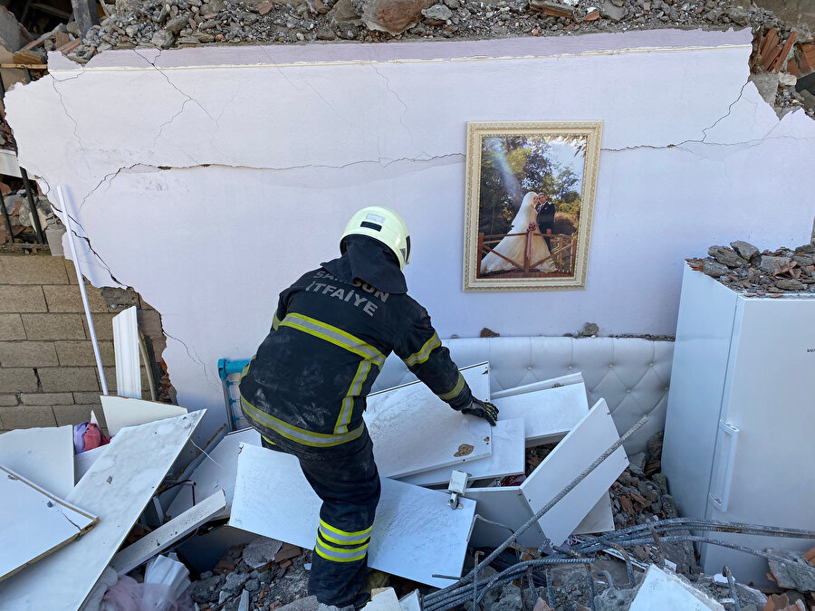 Yıkılan binanın duvarında düğün fotoğrafı asılı kaldı