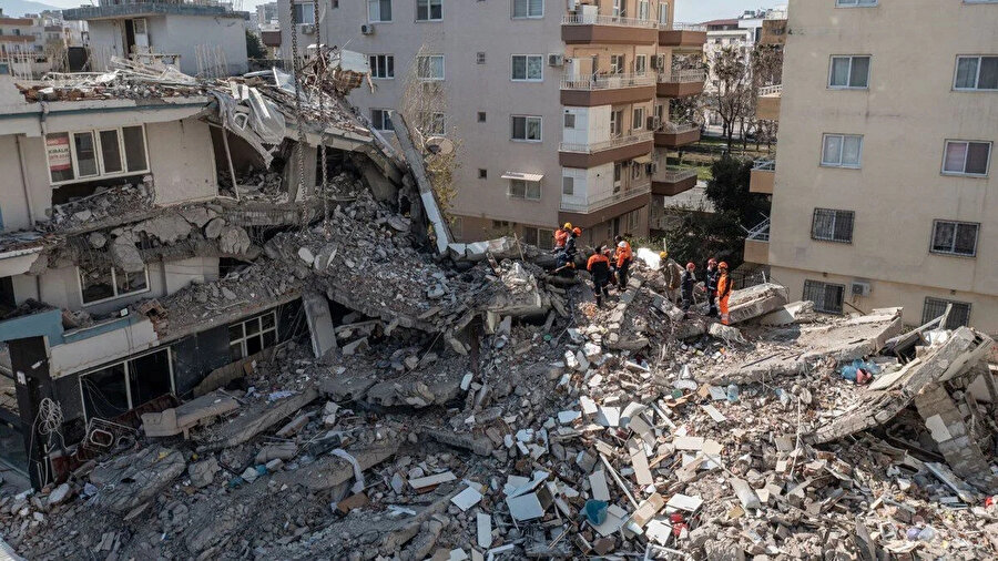 Deprem çok sayıda binayı yıktı