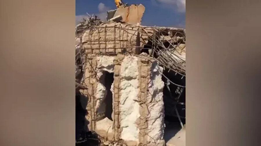 Hatay'da depremde yıkılan bir binanın kalıntıları