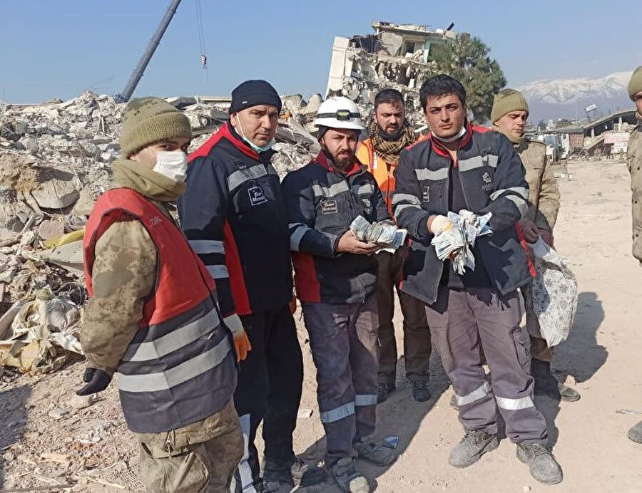 Enkaz çalışmalarında yüklü miktarda para bulan ekipler jandarmaya teslim etti