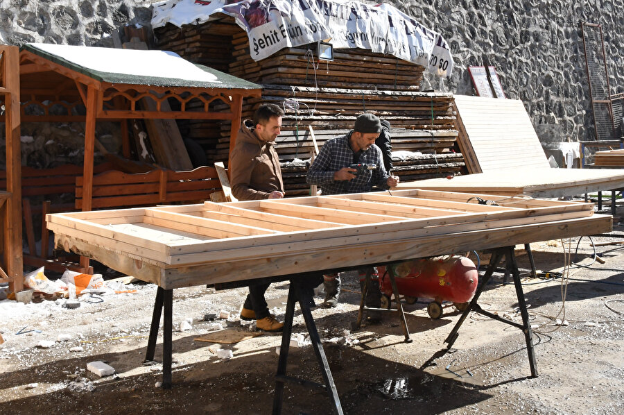 Gümüşhane'de gönüllüler depremzedeler için ahşap ev üretiyor.