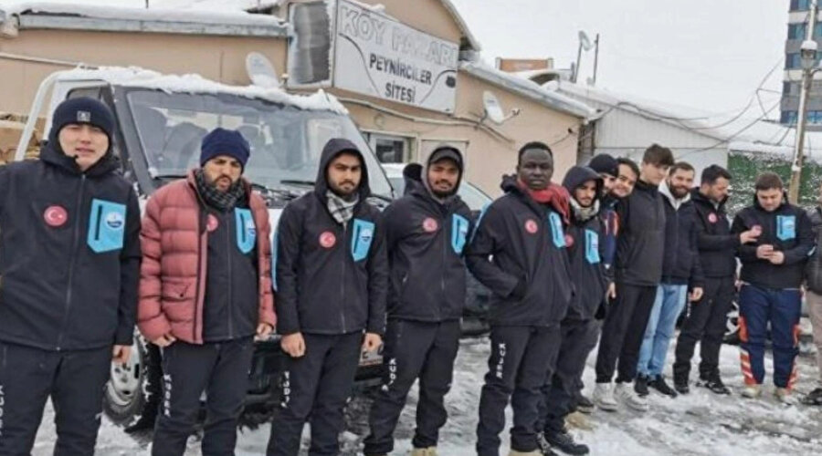 Kayseri Uluslararası Öğrenci Derneği bünyesinde kurulan “Uluslararası Arama Kurtarma” ekibindeki yabancı öğrenciler yurtdışından gelen yardım kuruluşlarıyla iletişim kurulmasında ciddi faydalar sağlıyor.