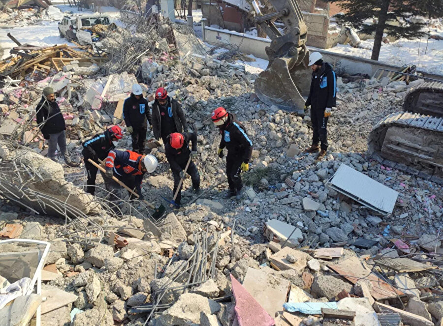 Kayseri Uluslararası Öğrenci Derneği (KUDER), yaşanan depremin ardından acil yardım çalışmaları başlattı. KUDER bünyesinde kurulan “Uluslararası Arama Kurtarma” ekibinde 22 farklı ülkeden öğrenci yer alıyor. Öğrenciler enkaz kazma, gıda dağıtımı, ilk yardım, barınma gibi noktalarda çalışmalar yürütüyor. 