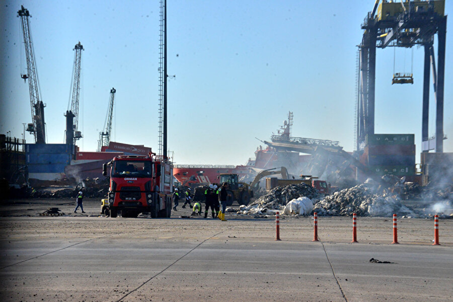 İskenderun Limanı'ndaki yangında hurdaya dönen konteynerler kaldırılıyor