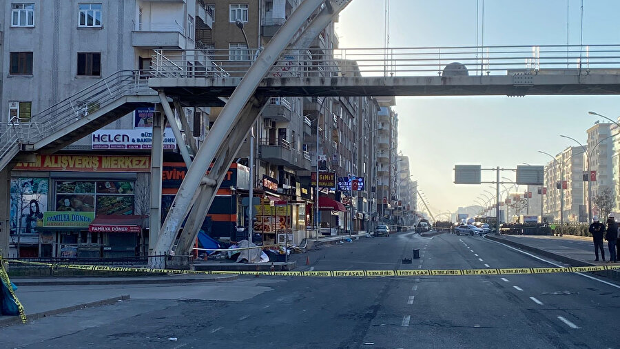 Çökme tehlikesi olan bina nedeniyle Diyarbakır- Şanlıurfa kara yolu kapatıldı