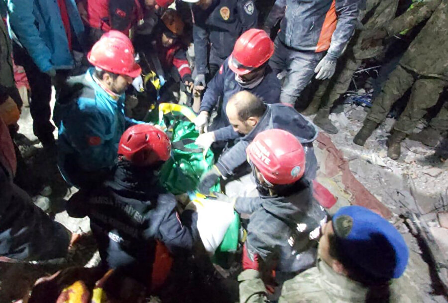 Enkaz altında kalan 60 yaşındaki kadın 166 sonra kurtarıldı