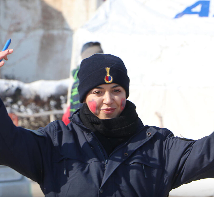 Jandarma çocukların 'oyun ablası' oldu