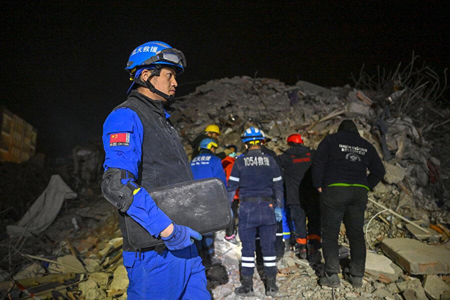 Çin'den gelen 290 kişilik ekip deprem bölgesinde