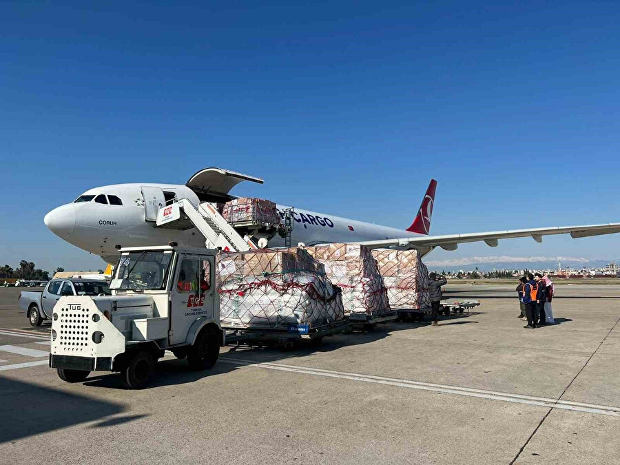 Katarlı yardım kuruluşu Qatar Charity, Türkiye ve Suriye’ye aralarında barınma, gıda ve kişisel hijyen malzemelerinin de bulunduğu 43 tondan fazla yardım paketi gönderdi. Türkiye’ye ulaşan yardım malzemelerinin, Türkiye üzerinden Suriye’ye ulaştırılacağı aktarıldı.