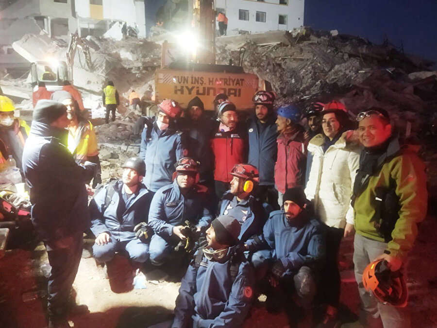 Katar arama kurtarma ekibi enkaz altında kalan vatandaşlar için Türk ekiplerinin yanında çalışmalar sürdürüyor.