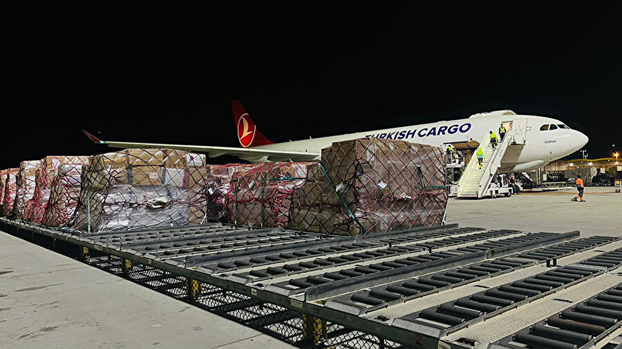 Türkiye'nin Doha Büyükelçiliği, 10 Şubat'ta, 5 tonluk yardımın ilk bölümünün Türk Hava Yolları aracılığıyla bölgeye gönderildiğini açıkladı.