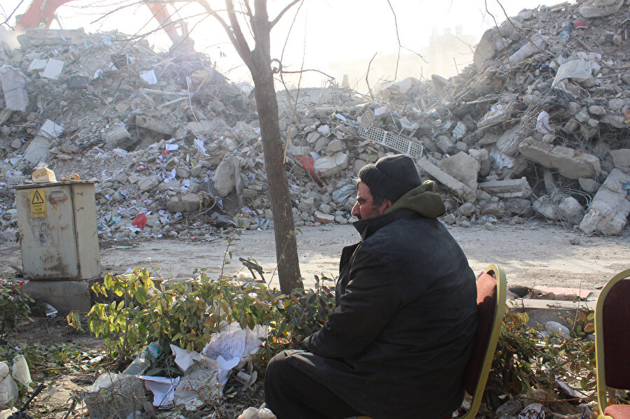 Depremde 15 akrabasını kaybetti: 16 yaşındaki yeğeni için umutla bekliyor