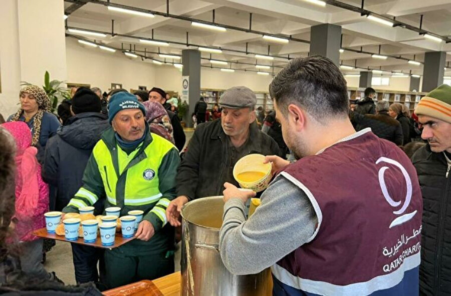 Qatar Charity saha ekipleri "Türkiye ve Suriye'deki depremzedelere yardım edin" temalı acil destek kampanyasıyla eşzamanlı depremzedelere acil insani yardım dağıtmaya başladı. Kurum, Türkiye ve Suriye'de 27 bin kişilik sıcak yemek dağıtıyor.