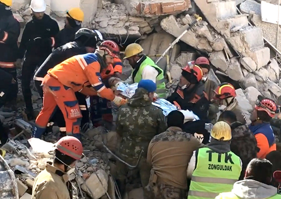 Hatay'da enkaz altından 201 saat sonra 26 yaşında bir kadın kurtarıldı