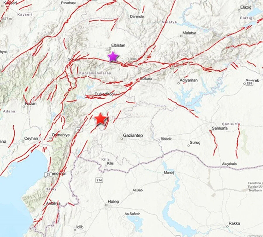 Türkiye Diri Fay Haritası üzerinde Mw=7.7 (kırmızı) ve Mw=7.6 (mor) depremlerin merkez üstleri. Kırmızı çizgiler diri fayları gösterir.