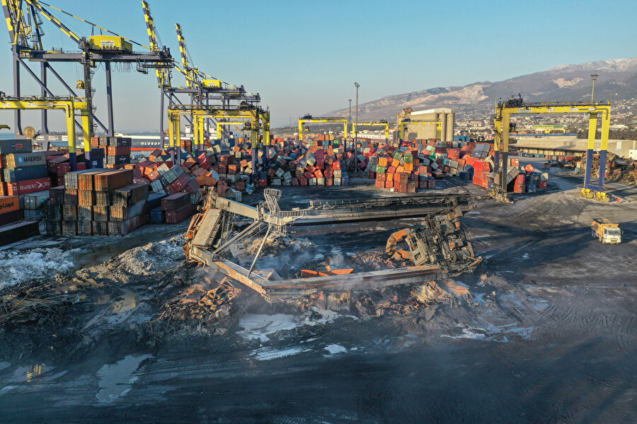 İskenderun Limanı'ndaki yangında kullanılamaz hale gelen konteynerler kaldırılıyor