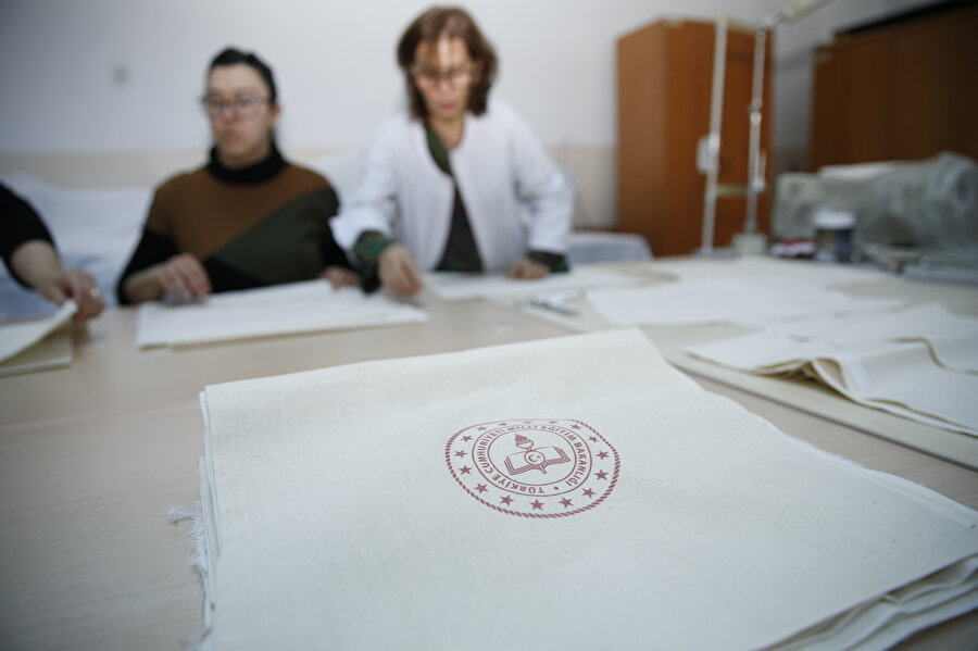 Depremzedeler için uyku tulumu dikiyorlar.