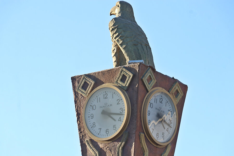Adıyaman'da kentin simgesi Saat Kulesi'ndeki saatler 04.17'de durdu
