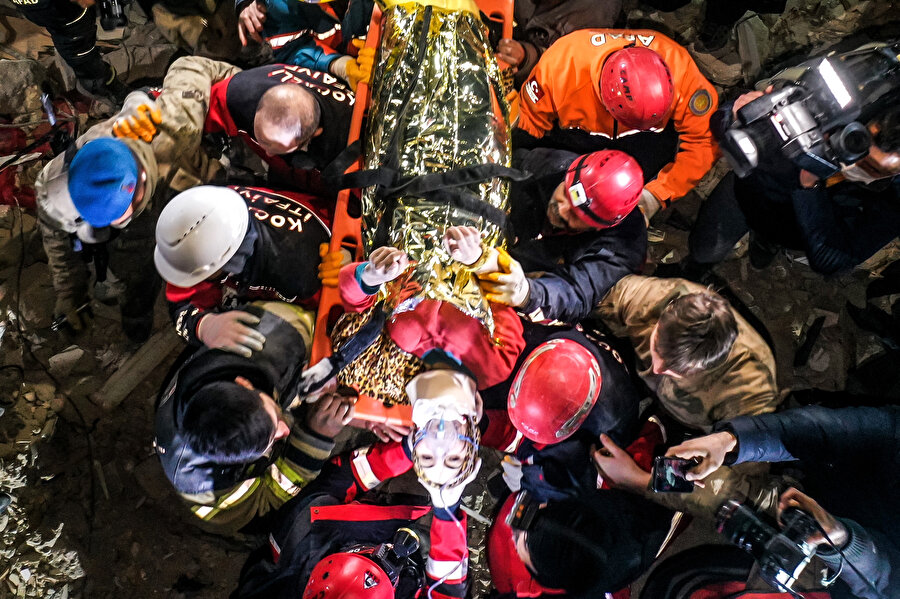 Hatay Antakya'da depremin 209'uncu saatinde karı koca enkazdan kurtarıldı