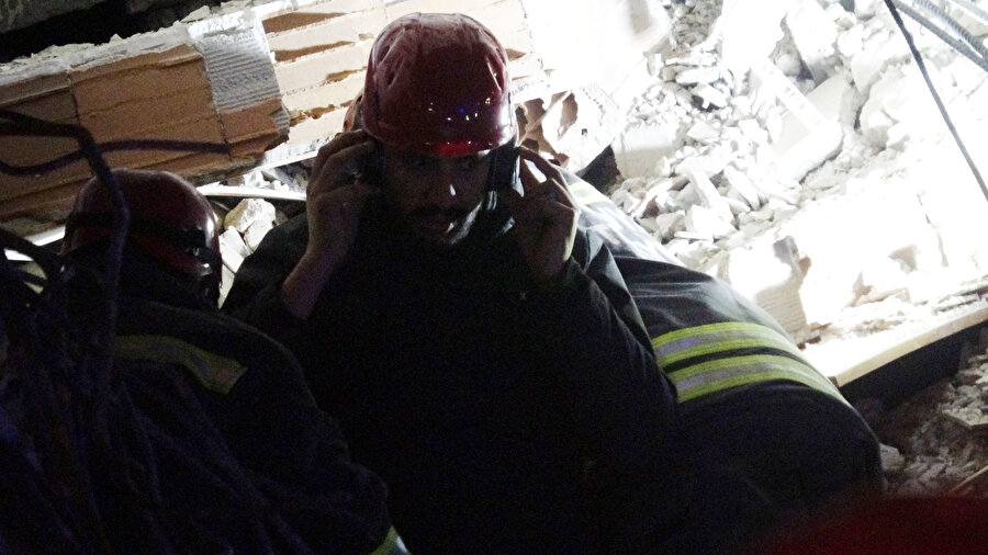 'Tırnağını bir yere sürt' uyarısı ile enkazdan hayat kurtarıyorlar