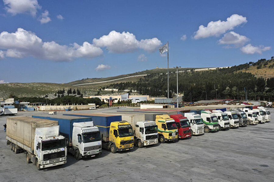 Depremin ardından BM'nin Suriye'nin İdlib şehrine gönderdiği insani yardım yüklü kamyonlar Türkiye ile Bab al-Hawa sınır kapısında beklerken.