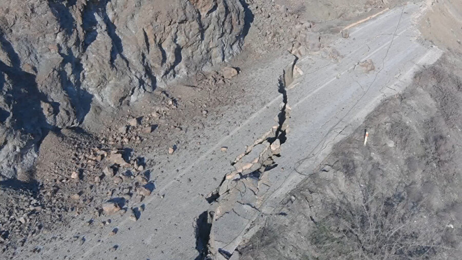 Depremin otoyollardaki tahribatı: Hem yarıldı, hem çöktü