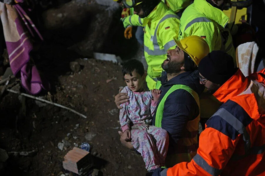 20 saatlik çalışma ile depremden 68 saat sonra 33 yaşındaki Serap Topal ve 5 yaşındaki oğlu Mehmet Hamza Topal, İngiliz ve Alman ekipler tarafından sağ olarak çıkarıldı.
