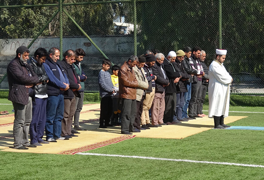 Depremzedeler suni çim sahada namaz kıldı