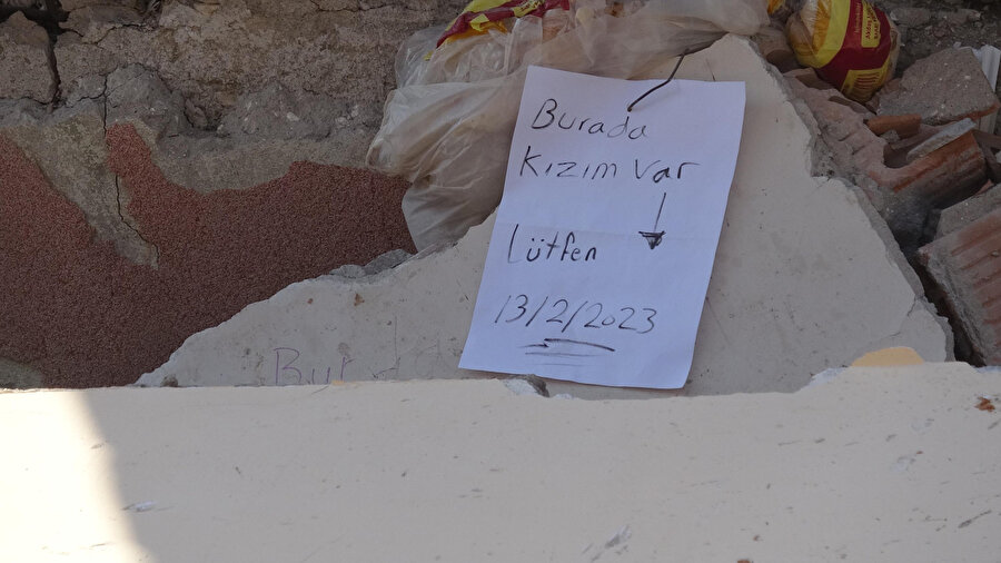 Akevler Mahallesi'nde yıkılan 7 katlı binanın enkazında bulunan &quot;Burada kızım var. Lütfen. 13/2/2023&quot; yazılı not