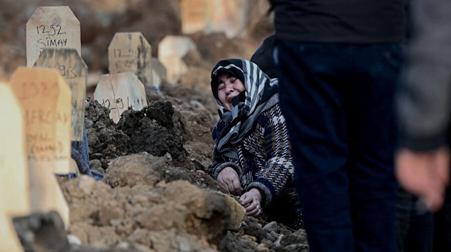 Kahramanmaraş'ta meydana gelen depremde bir kadın sevdiği birinin yasını tutuyor.