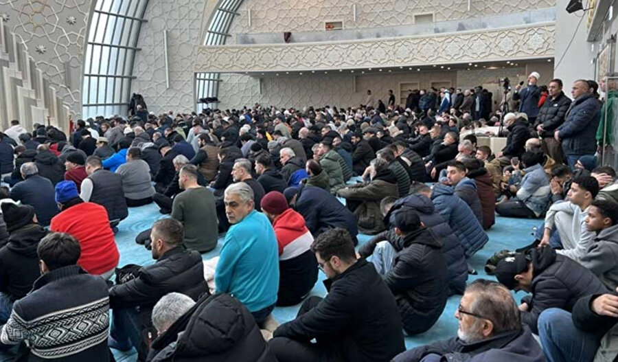 Beyrut'un en büyük camisi Muhammed Emin Camisi'nde imam Emin el-Kurdi tarafından kıldırılan gıyabi cenaze namazına yüzlerce kişi katılıp dua etti.