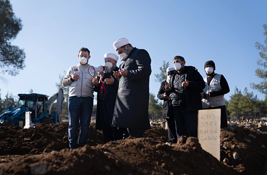 Kahramanmaraş'ta depremde hayatını kaybeden binlerce cenazenin toprağa verildiği toplu mezarlıkta cenaze töreni düzenlendi.
