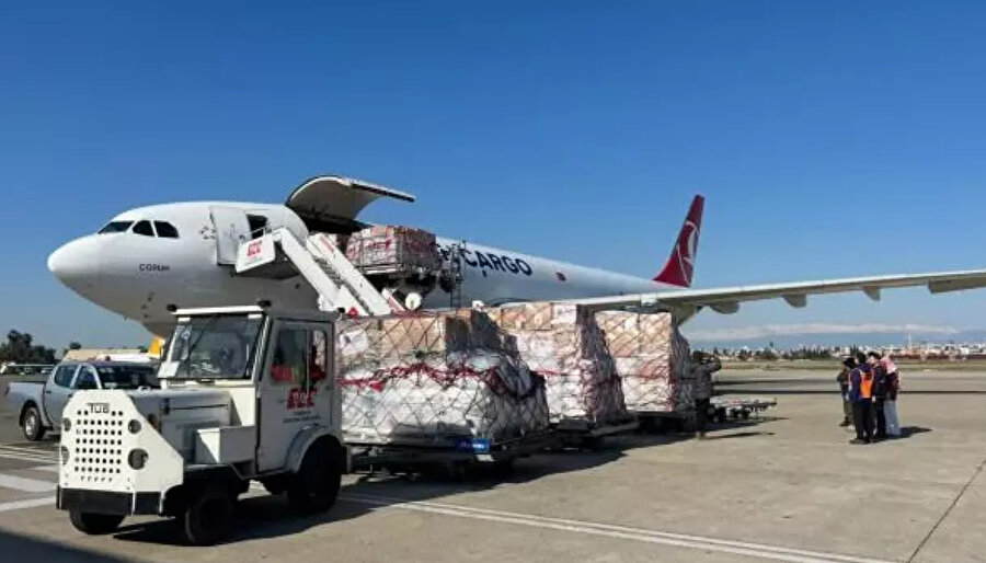 Katarlı yardım kuruluşu Qatar Charity, Kahramanmaraş merkezli depremlerin ardından Türkiye ve Suriye'ye aralarında barınma, gıda ve kişisel hijyen malzemelerinin de bulunduğu 43 tondan fazla yardım paketi gönderdi.
