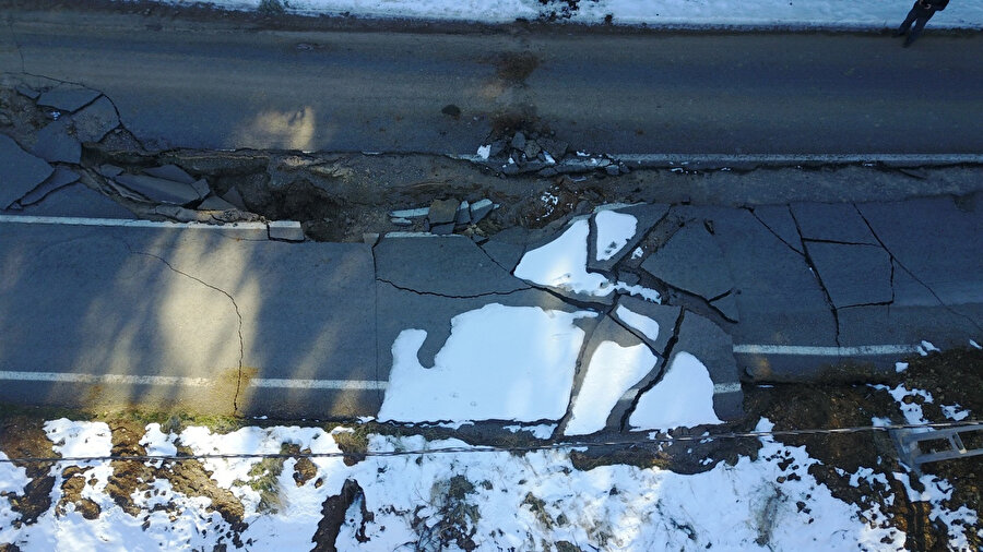 Deprem sonrası oluşan kırık ve çatlaklar