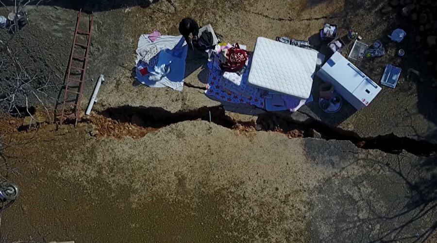 Depremin ardından bir köy yolu