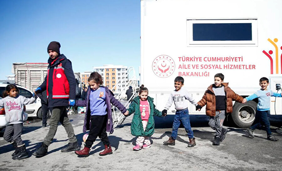 9 Şubat 2023'te Türkiye'nin Kahramanmaraş merkezli 7,7 ve 7,6 büyüklüğündeki depremlerin ardından yardım ekipleri depremzede çocuklarla oyun oynuyor.