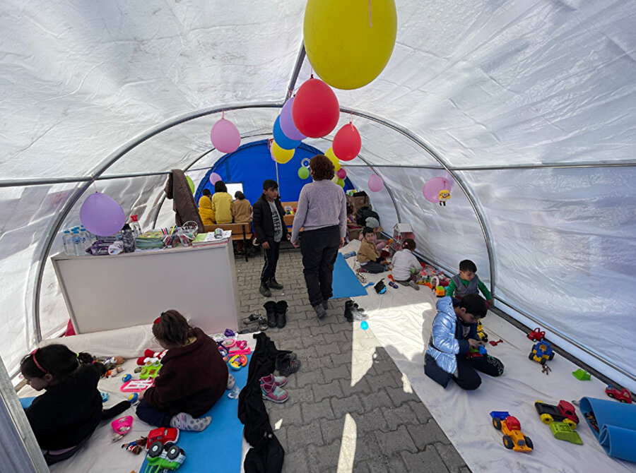Antalya ve Batman'dan gelen 25 gönüllü öğretmenle resim yapan, oyun oynayan çocuklara psikososyal destek de veriliyor. Bu destekle depremin çocuklarda neden olduğu travma izlerinin silinmesi hedefleniyor.