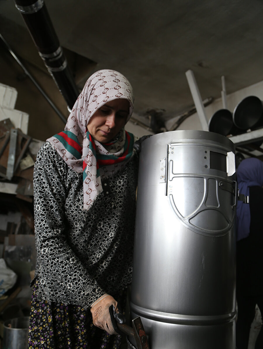 Kastamonulu aile depremzedeler için soba üretiyor