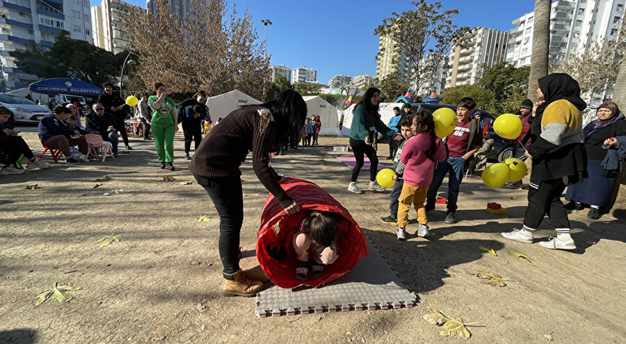 Kahramanmaraş merkezli depremlerden etkilenen Adana'da, Aile ve Sosyal Hizmetler Bakanlığının yürüttüğü çalışma kapsamında afetzede ailelerin çocuklarının yaşadığı travmayı atlatabilmesi için psikososyal destek programları uygulanıyor.