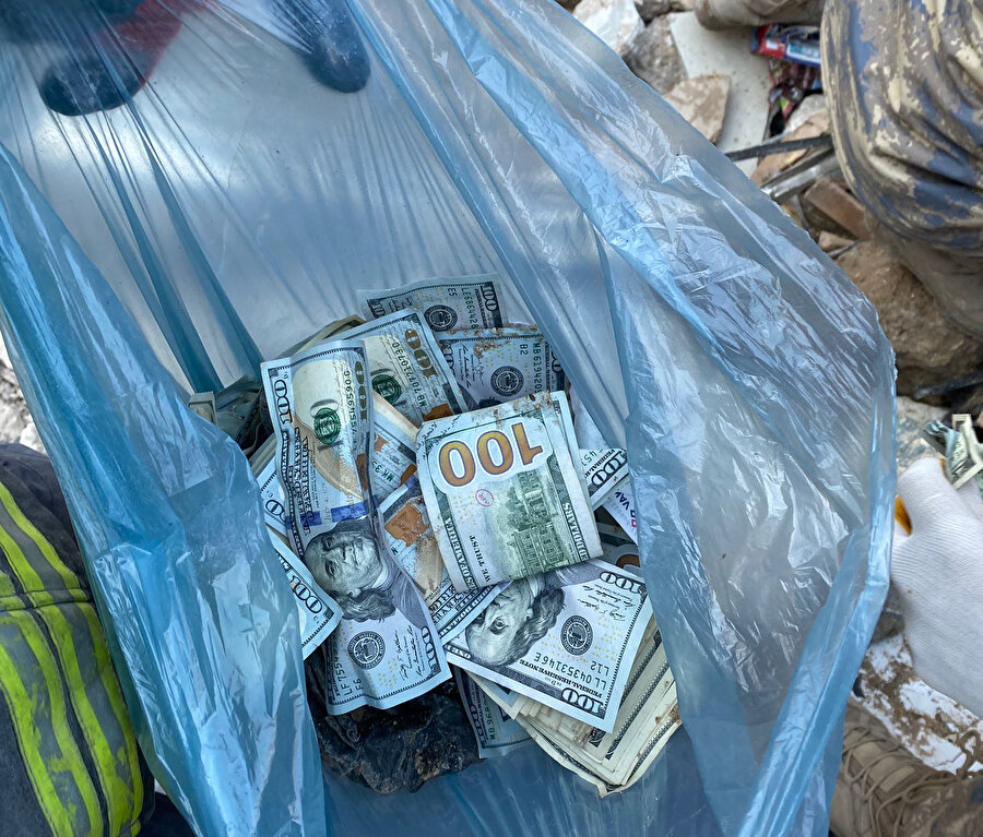 Enkazda bulunan para ve değerli eşyaları askere teslim edildi