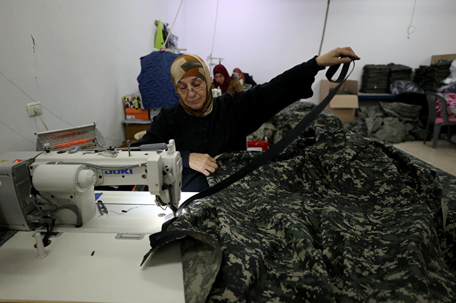 Kadın işçiler de yardım seferberliğine katıldı.